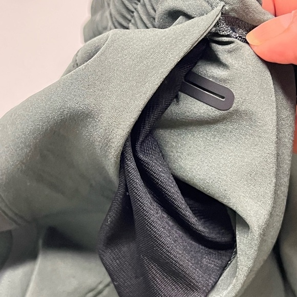 LULULEMON OLIVE GREEN SHORTS 5” INSEAM SIDE ZIPPER POCKET SIZE SMALL - Picture 10 of 12